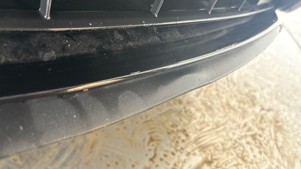 MERCEDES EQC dent