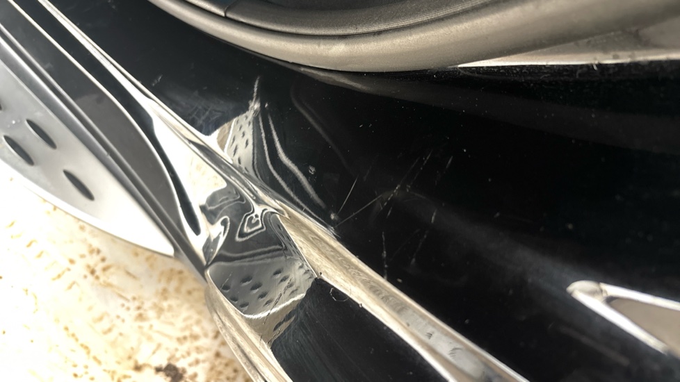 MERCEDES EQC scratches