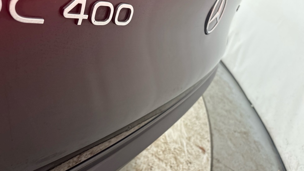 MERCEDES EQC dents