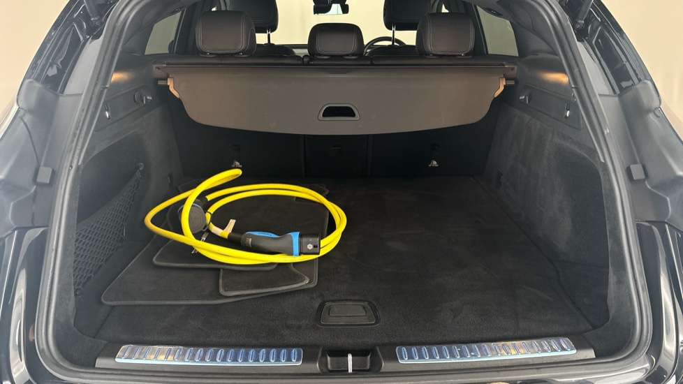 MERCEDES EQC Image 15