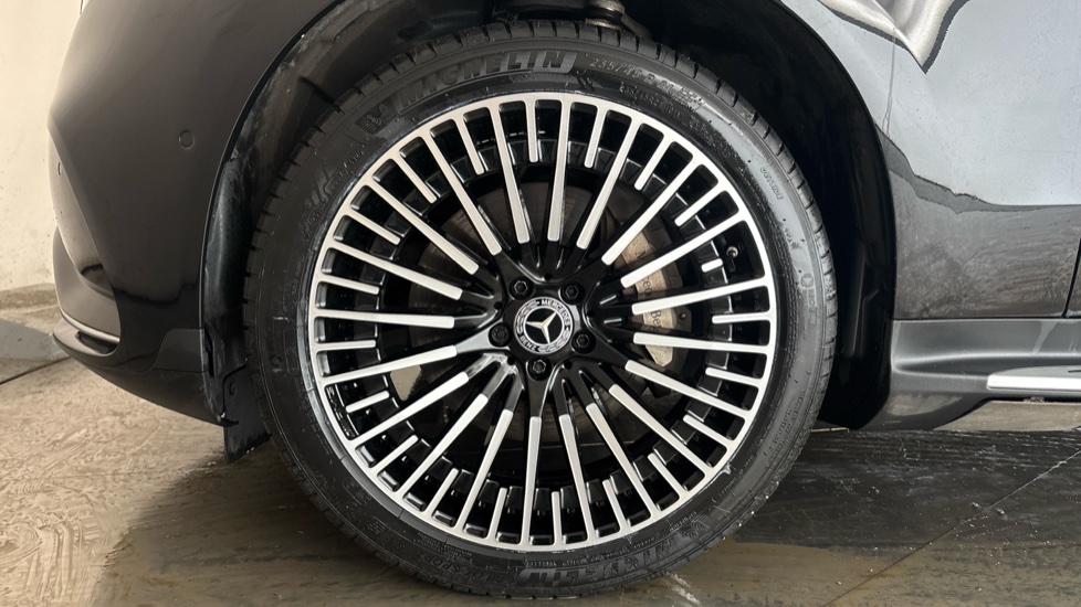 MERCEDES EQC Image 17