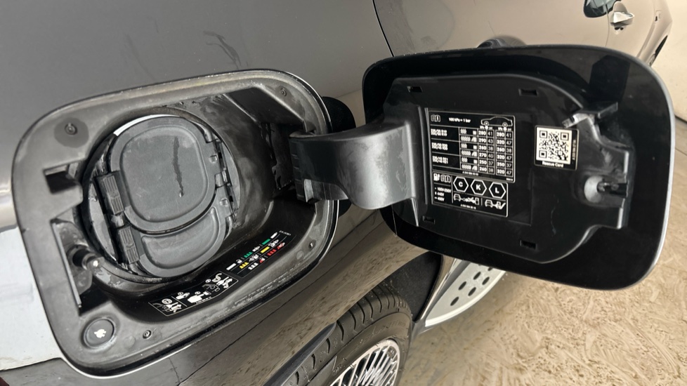 MERCEDES EQC Image 21