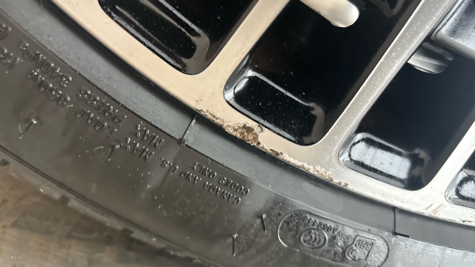 MERCEDES EQC Scuff