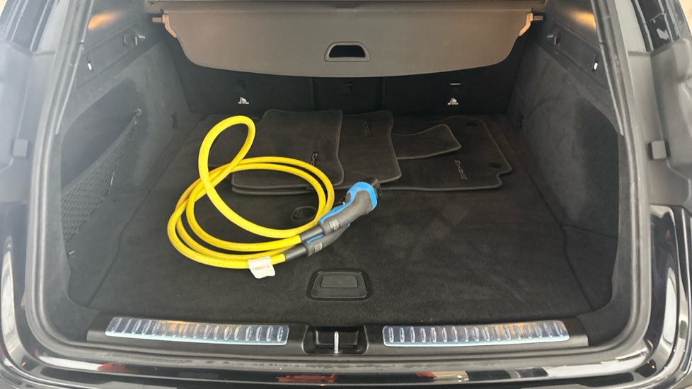 MERCEDES EQC Image 15