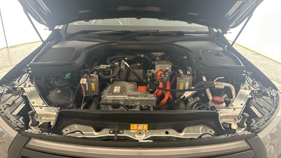 MERCEDES EQC Image 16
