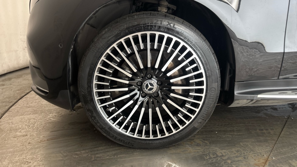 MERCEDES EQC Image 17