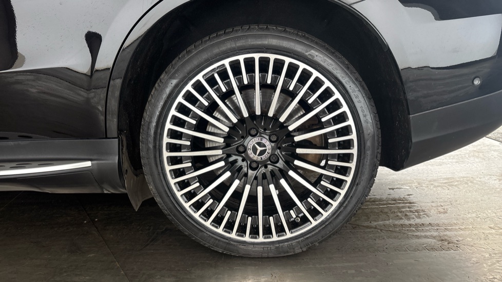 MERCEDES EQC Image 18