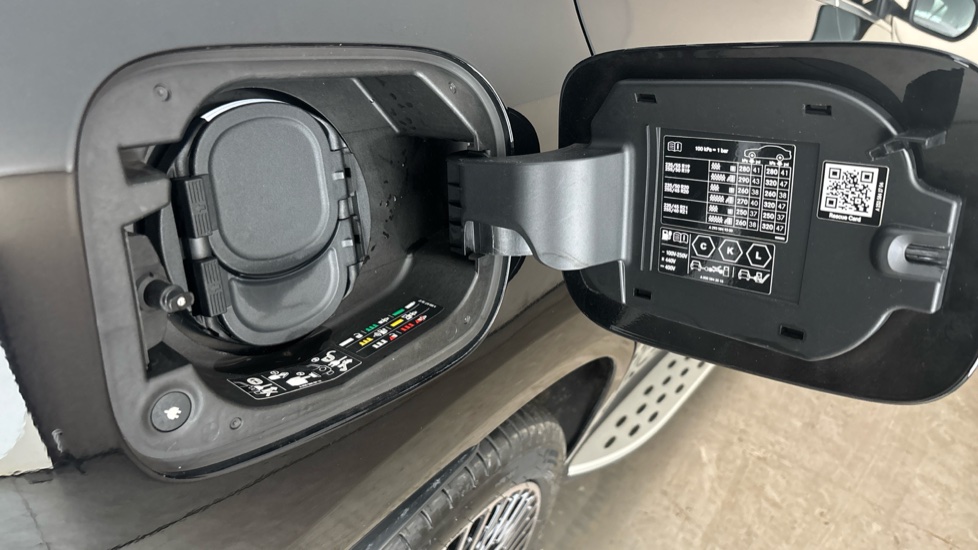 MERCEDES EQC Image 21