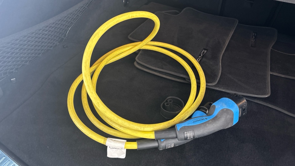 MERCEDES EQC Image 22