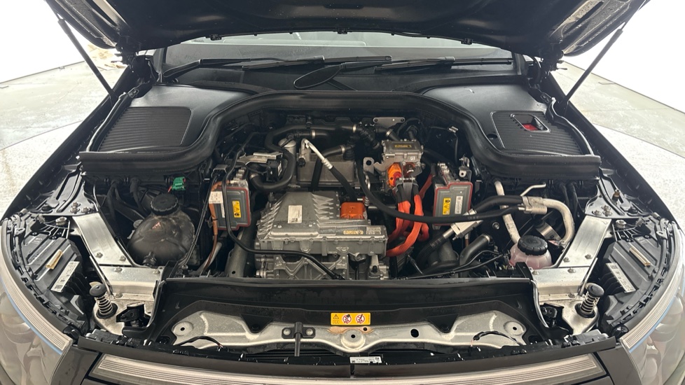 MERCEDES EQC Image 16