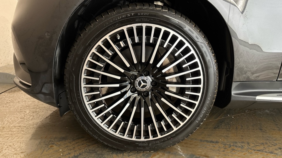 MERCEDES EQC Image 17