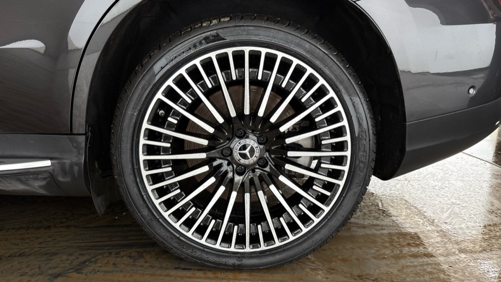 MERCEDES EQC Image 18