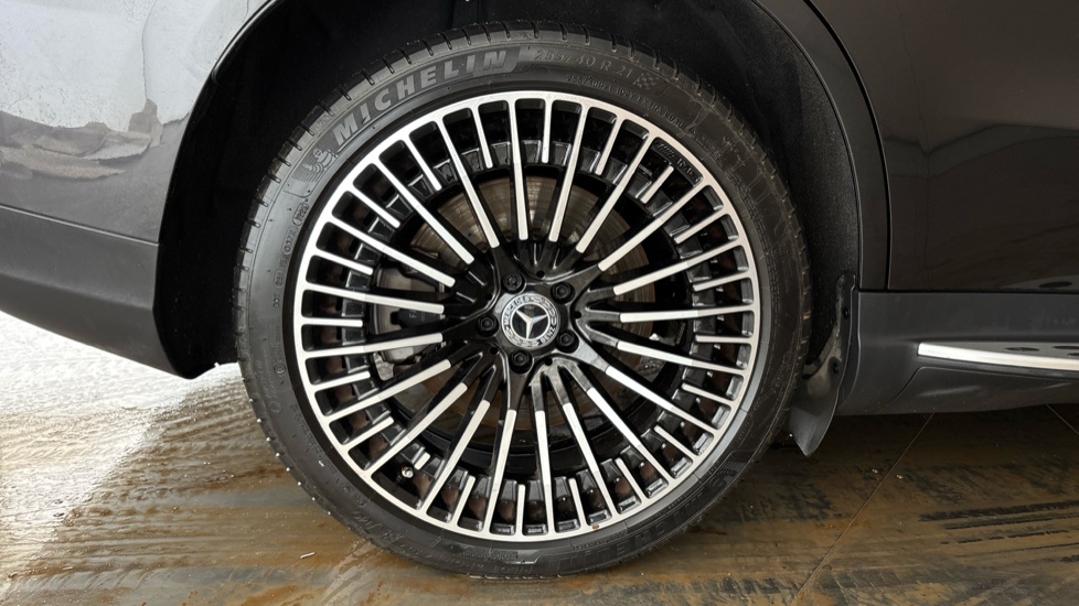 MERCEDES EQC Image 19