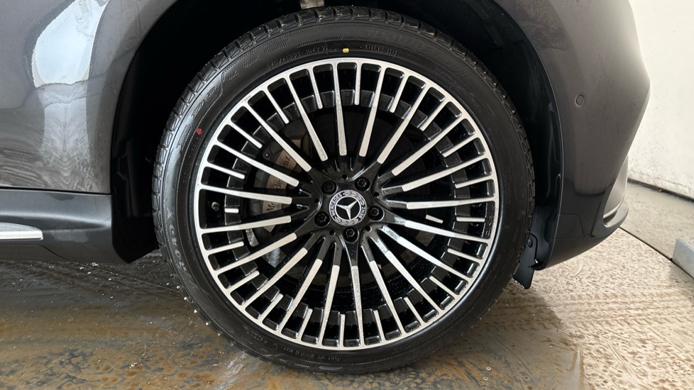 MERCEDES EQC Image 20