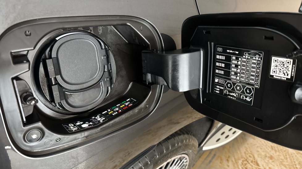 MERCEDES EQC Image 21