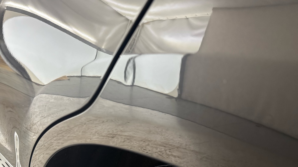 MERCEDES EQC Dent