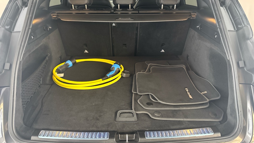 MERCEDES EQC Image 15