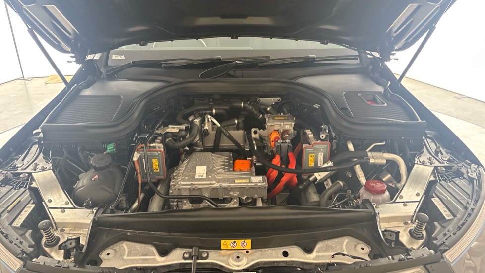 MERCEDES EQC Image 16