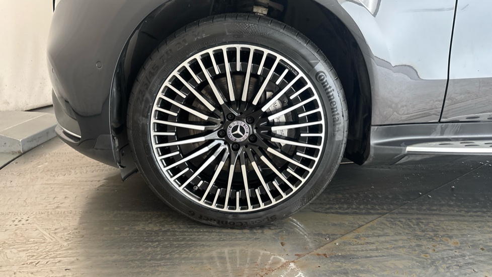 MERCEDES EQC Image 17