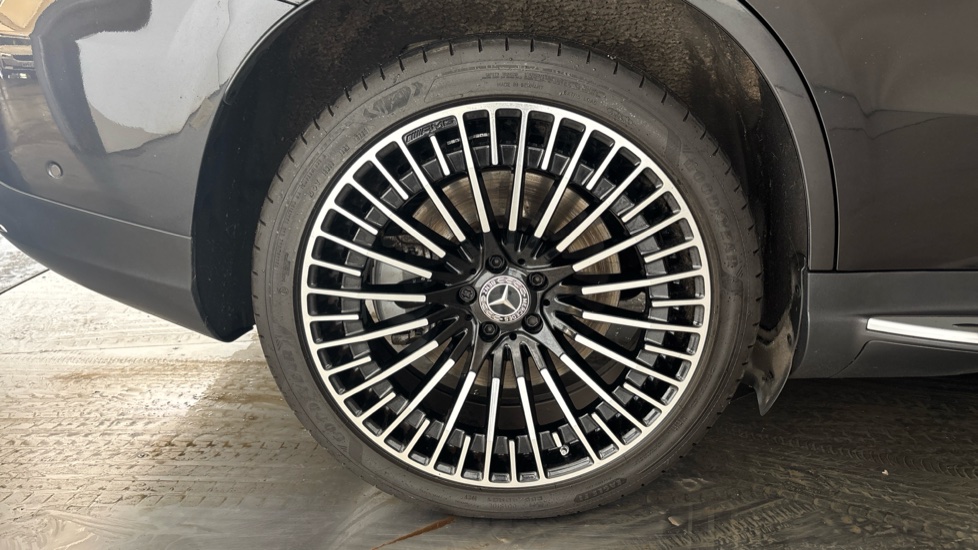 MERCEDES EQC Image 19