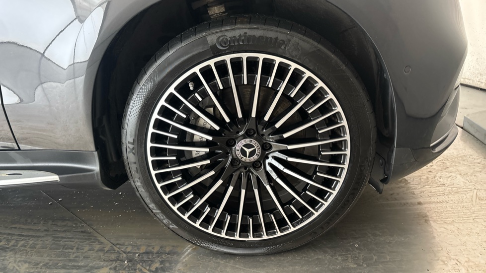 MERCEDES EQC Image 20