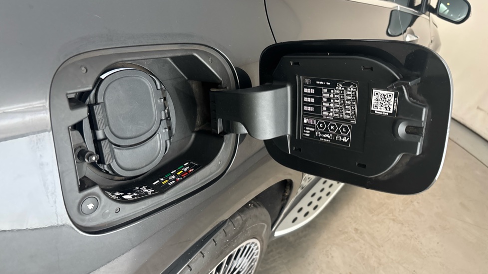 MERCEDES EQC Image 21