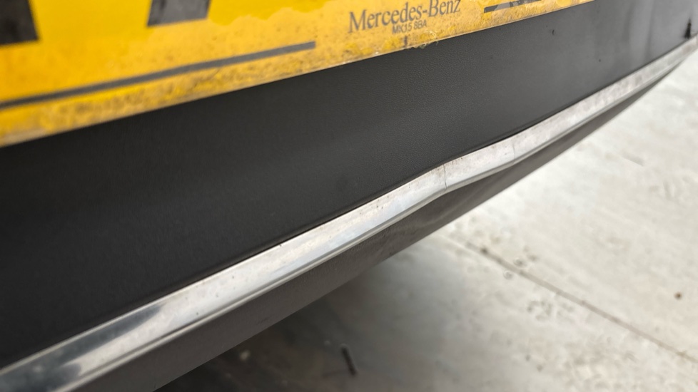 MERCEDES EQC dent