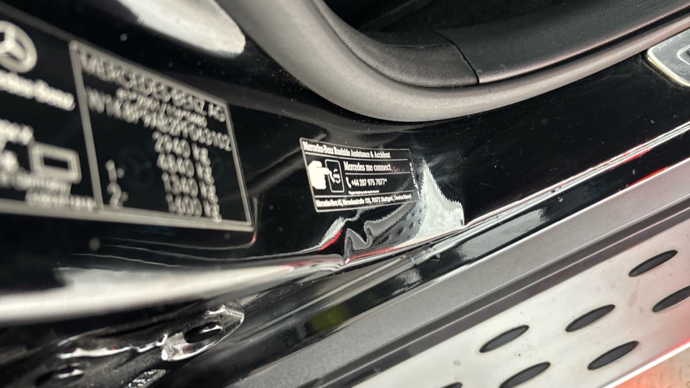 MERCEDES EQC dents