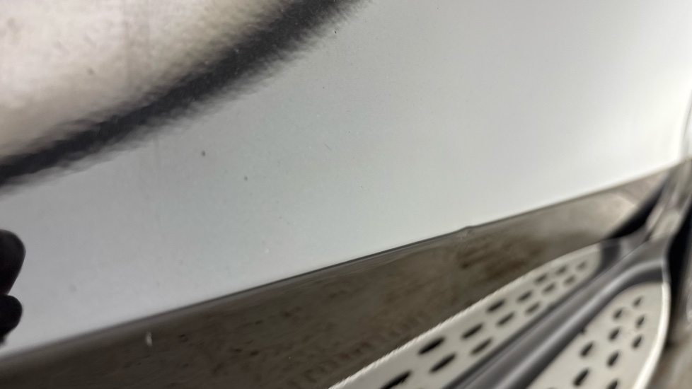 MERCEDES EQC dent