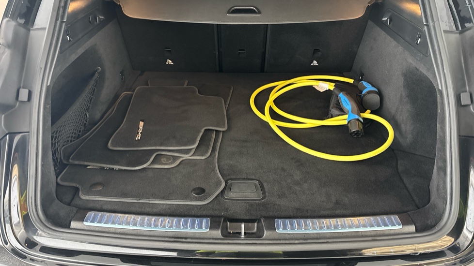 MERCEDES EQC Image 15
