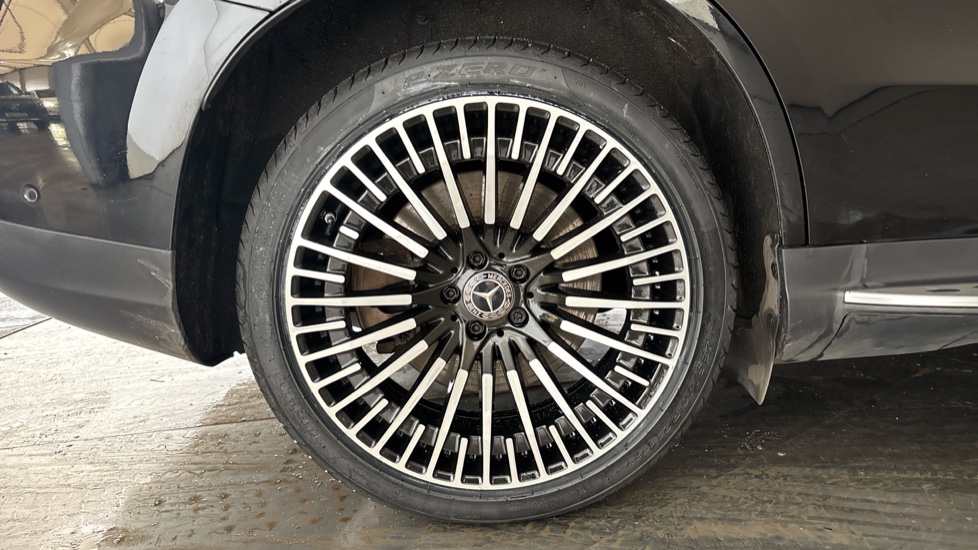 MERCEDES EQC Image 19