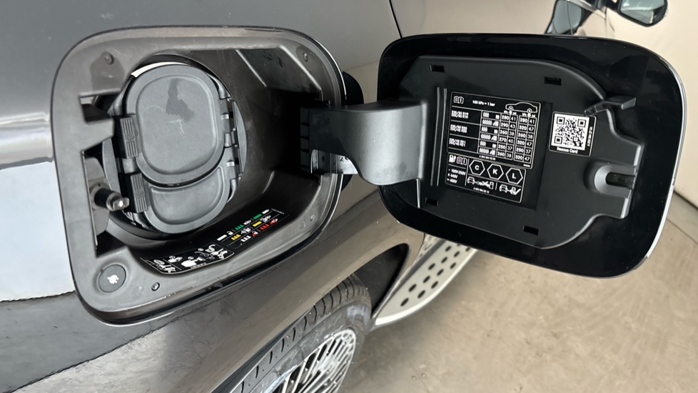 MERCEDES EQC Image 21