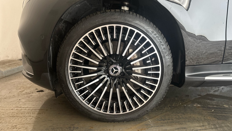 MERCEDES EQC Image 17