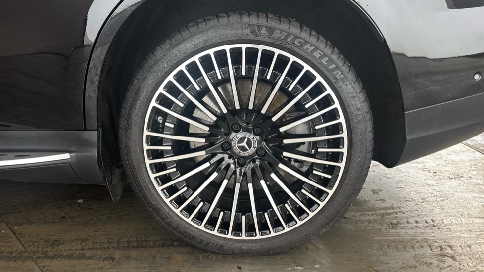 MERCEDES EQC Image 18