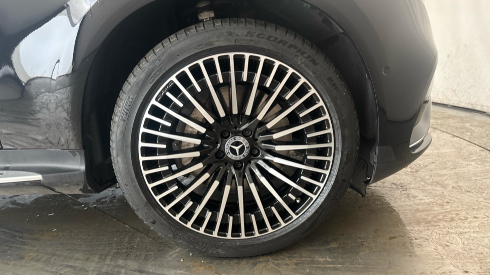 MERCEDES EQC Image 20