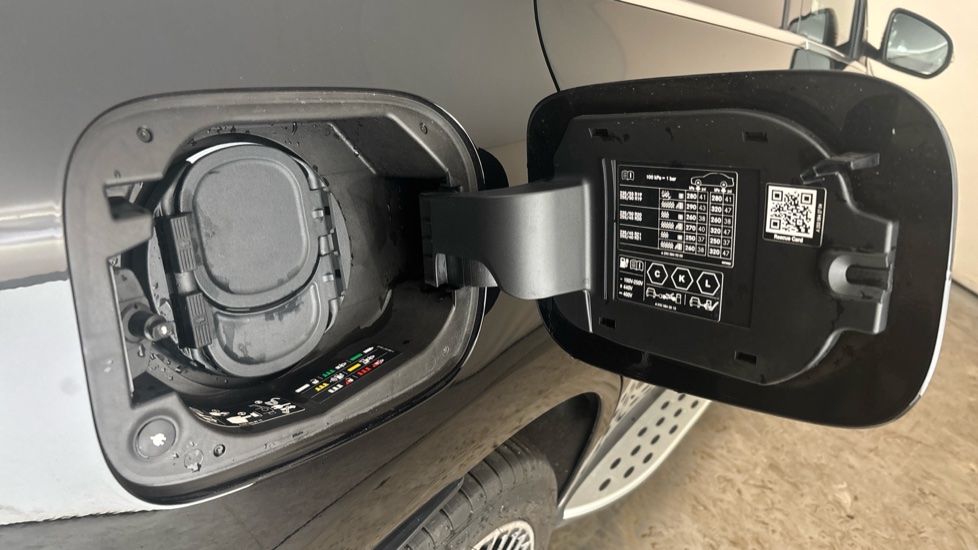 MERCEDES EQC Image 21