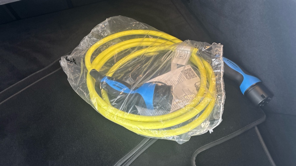 MERCEDES EQC Image 22