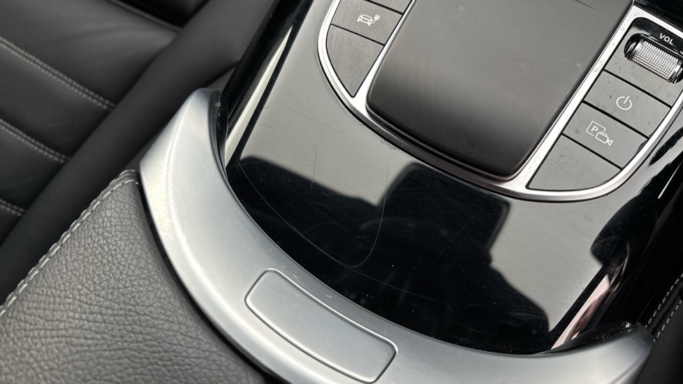 MERCEDES EQC Scratches