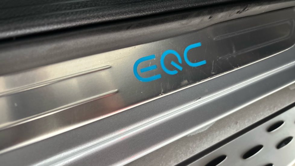 MERCEDES EQC scratches
