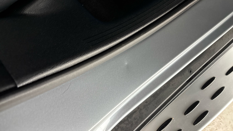 MERCEDES EQC dent