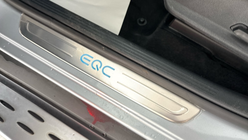 MERCEDES EQC scratches