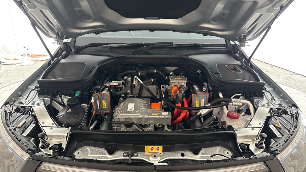 MERCEDES EQC Image 16