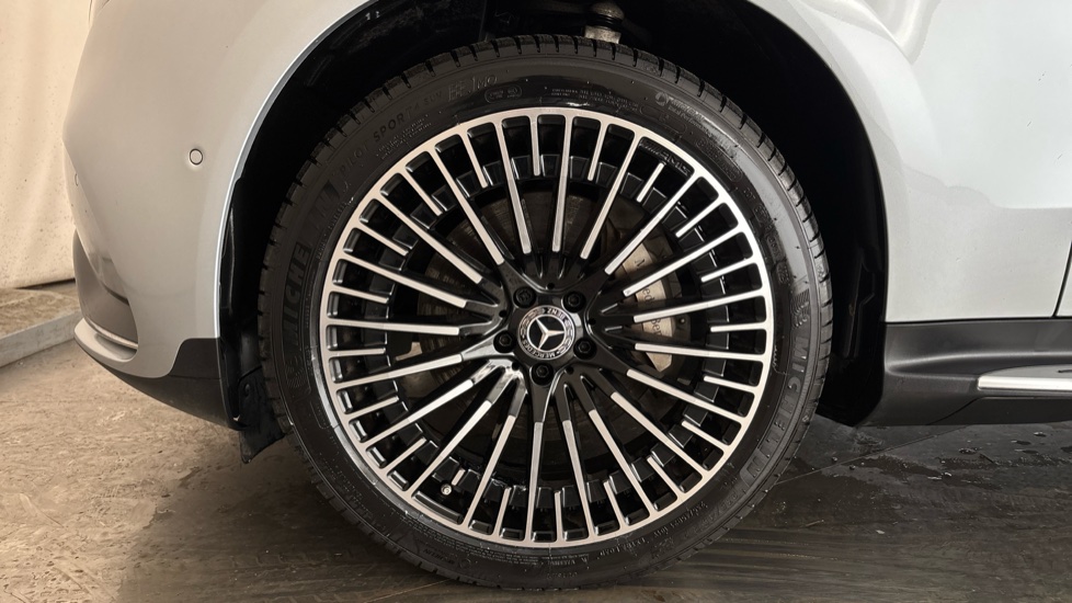 MERCEDES EQC Image 17