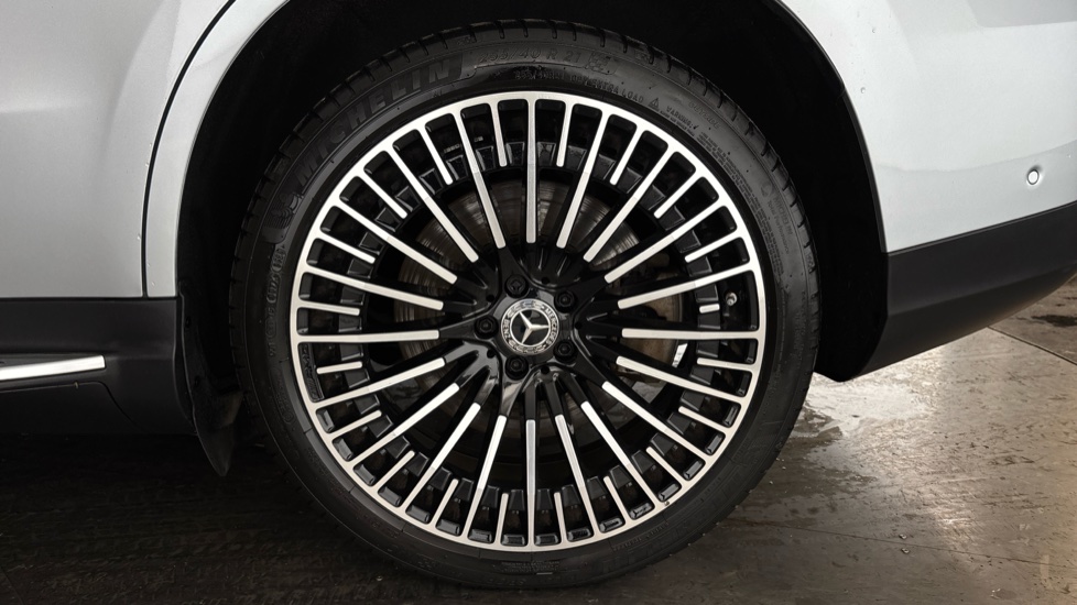 MERCEDES EQC Image 18