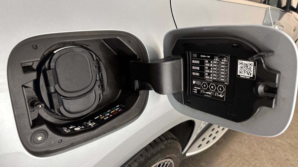 MERCEDES EQC Image 21