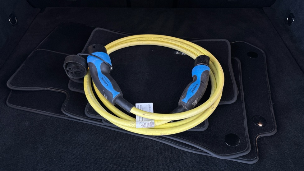 MERCEDES EQC Image 22