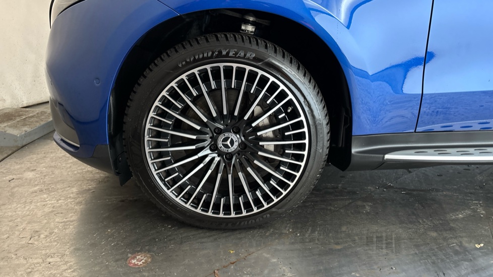 MERCEDES EQC Image 17