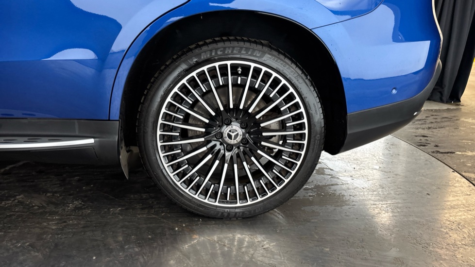 MERCEDES EQC Image 18