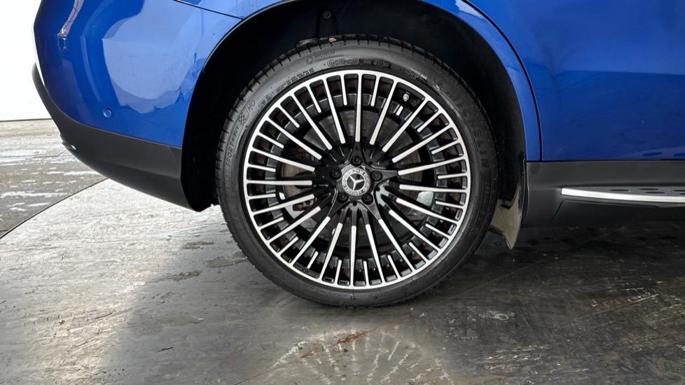 MERCEDES EQC Image 19