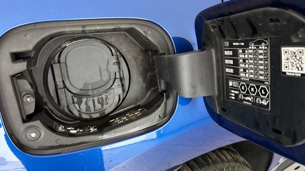 MERCEDES EQC Image 21